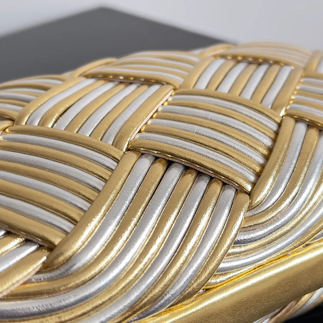 Batch 2100 ✨💎The secret weapon of the dinner queen: BV-Kont dinner bag ||| 🌈**Gold and silver gradient, full of luxurious texture** This Kont evening bag adopts a unique gold and silver gradient design, which is simply synonymous with sparkle! Whether you are wearing an elegant evening dress or a noble banquet outfit, it can match perfectly. Each leather strip reveals the craftsman's good intentions, exquisite hand-sewing, and high-end quality. Holding it in your hand, you can not only feel its weight, but also its unique sense of nobility. 👐💖 💁‍♀️**Versatile artifact, suitable for any occasion** Whether it is a formal business banquet, a romantic wedding scene, or an everyday get-together, the Kont dinner bag is your best choice. Its versatile style can easily adapt to various occasions, allowing you to become the center of attention wherever you go. Exquisite handmade evening bag, versatile evening bag, Kont evening bag, fashionable item, essential for important occasions. Style number: 804532 (717622) Size: 19.5*11.5*5cm
